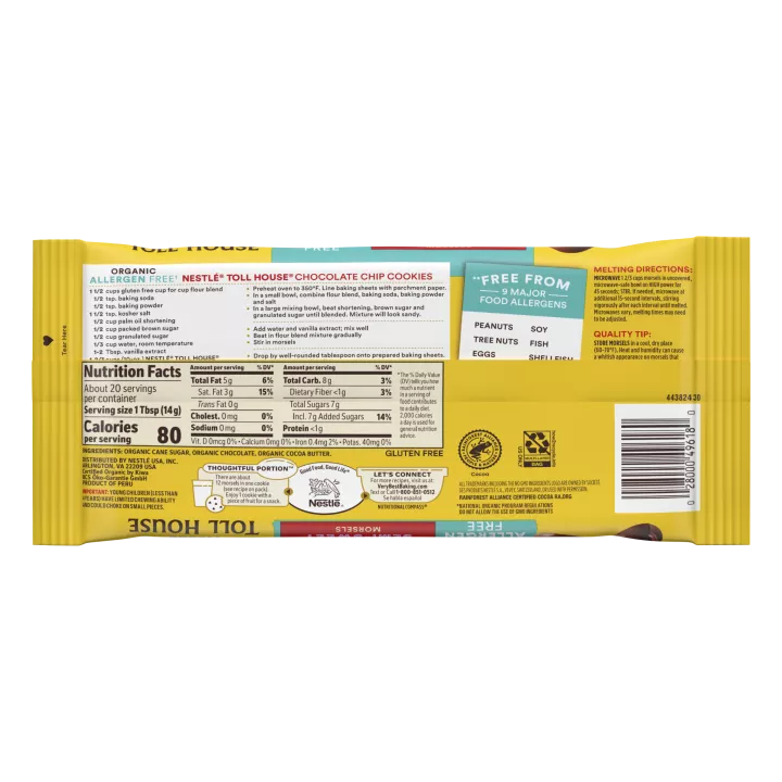Vista lateral izquierda de un paquete amarillo y azul de trocitos de chocolate semidulce sin alérgenos con una etiqueta roja junto al logotipo NESTLÉ® TOLL HOUSE® y una galleta de trocitos de chocolate derretido.