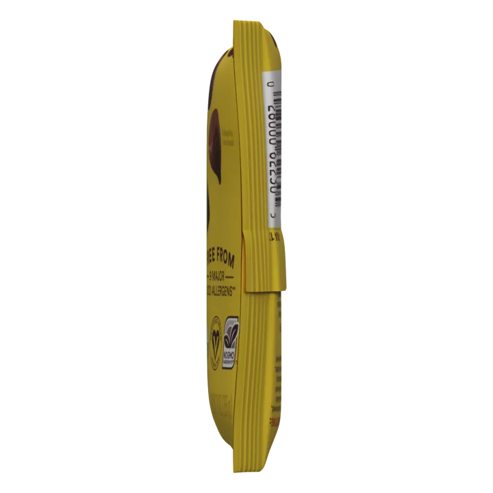 Vista lateral derecha de un paquete amarillo y azul de trocitos de chocolate negro sin alérgenos con una etiqueta marrón junto al logotipo NESTLÉ® TOLL HOUSE® y una galleta de trocitos de chocolate derretido.