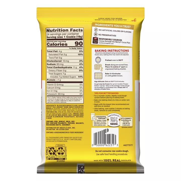 Vista lateral izquierda de un paquete amarillo y blanco de masa de galletas con trocitos de chocolate que muestra el logotipo NESTLÉ® TOLL HOUSE® con una etiqueta roja que dice "trocitos de chocolate".