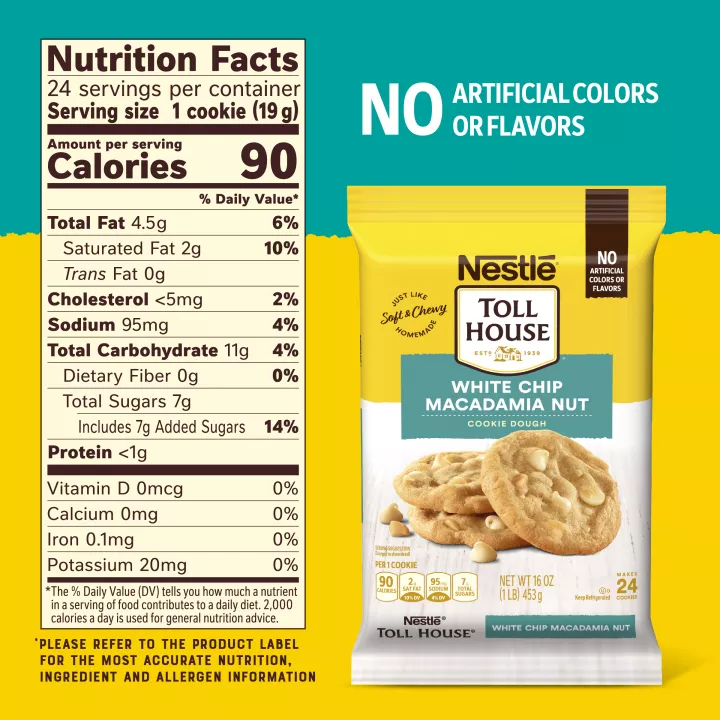 Vista del ángulo derecho de un paquete amarillo y blanco que muestra el logotipo NESTLÉ® TOLL HOUSE® con una etiqueta verde azulada que dice "masa de galletas de nueces de macadamia con trocitos blancos" y 2 galletas de nueces de macadamia con trocitos blancos encima de una superficie blanca.