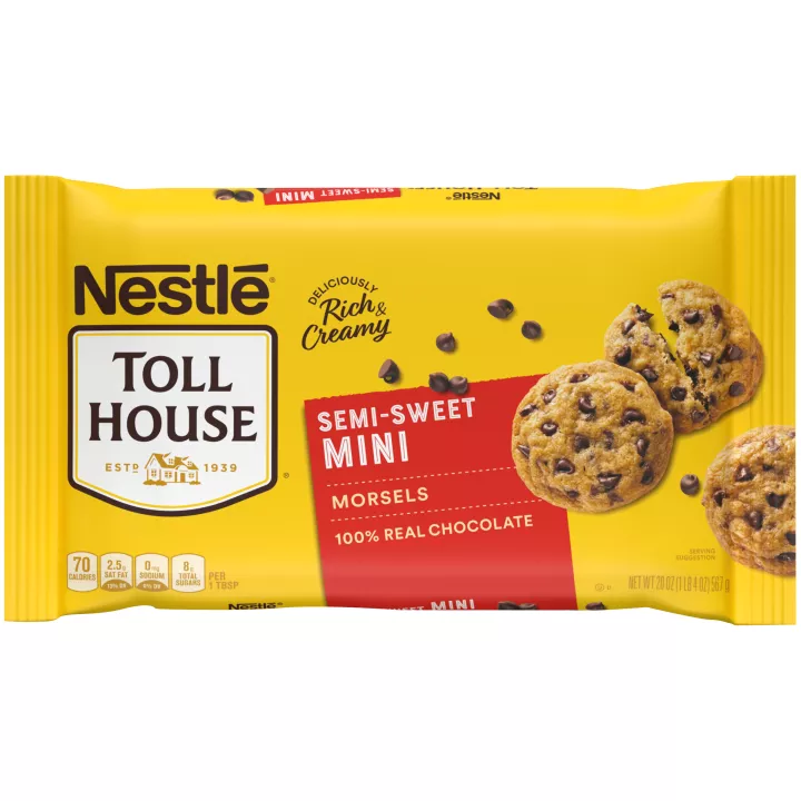 Una bolsa amarilla con bocaditos semidulces con una etiqueta roja junto a 3 galletas de chispas de chocolate.