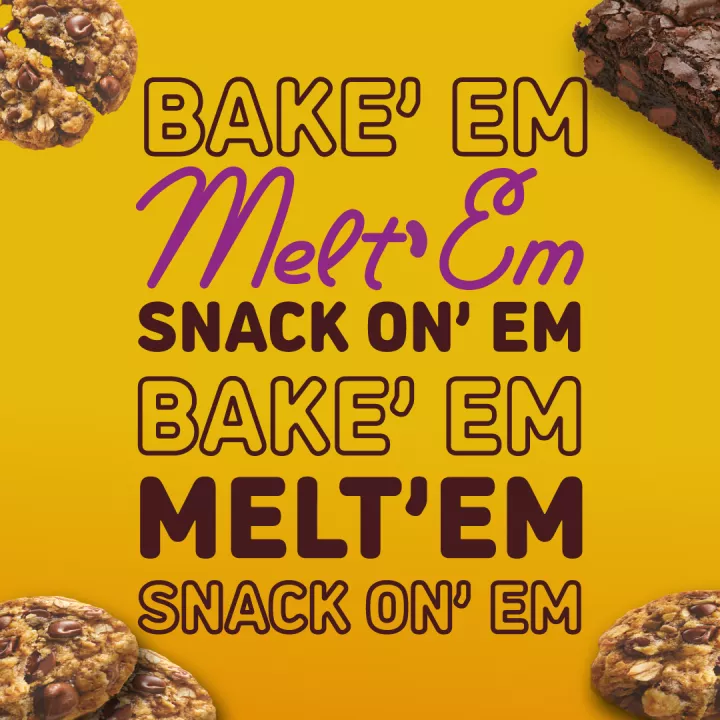 Vista lateral derecha de un paquete amarillo de trocitos de chocolate con leche.