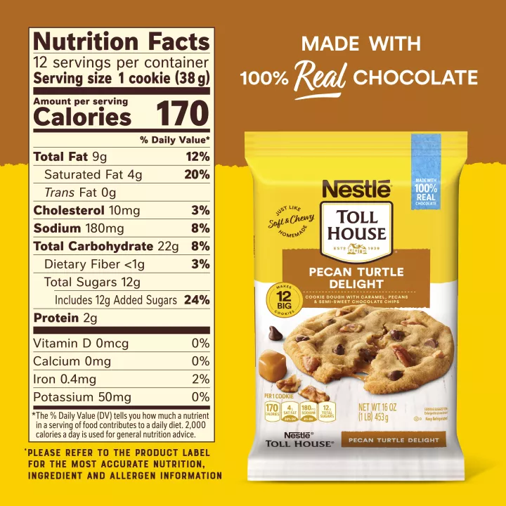 Vista lateral derecha de un paquete amarillo y blanco de masa de galletas de tortuga de nuez pecana que muestra el logotipo NESTLÉ® TOLL HOUSE® con una etiqueta naranja que dice "deleite de tortuga de pecana".