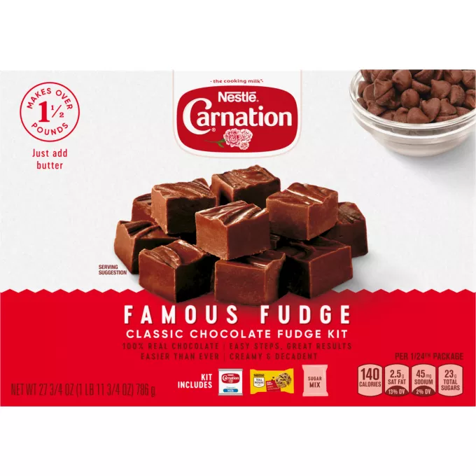 Vista frontal centrada de caja de 27.75 oz de Kit CARNATION Famous Fudge sin malvaviscos. PESO NETO 27¾oz (1 lb 11¾oz) 786g.