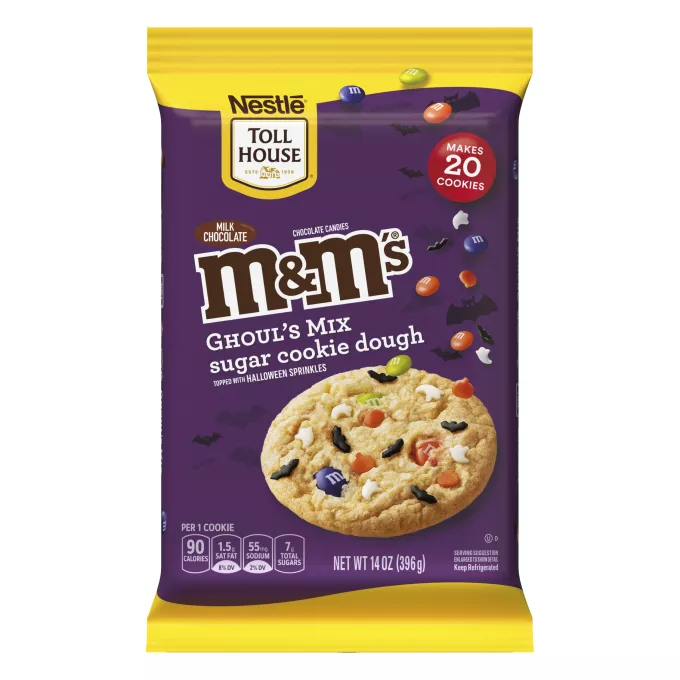 Paquete de masa de galletas de azúcar con M&M's Ghoul's Mix con tema de Halloween y el logo de M&M's en fondo violeta.