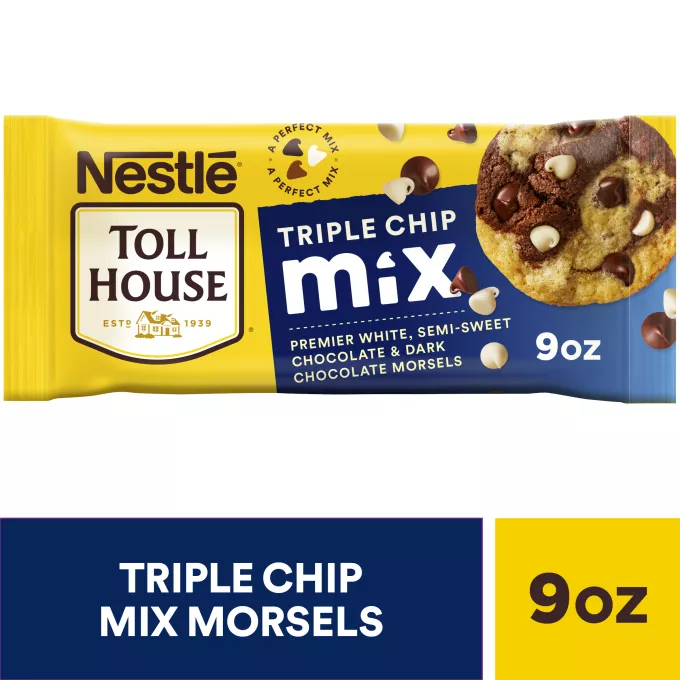Bolsa de Triple Chip Mix con una galleta y trozos de chocolate amargo, semiamargo y blanco flotando, y lee mezcla perfecta
