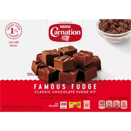 Vista frontal centrada de caja de 27.75 oz de Kit CARNATION Famous Fudge sin malvaviscos. PESO NETO 27¾oz (1 lb 11¾oz) 786g.