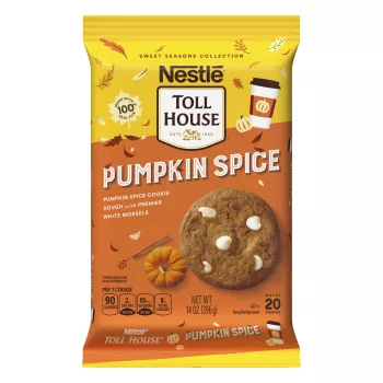 Vista frontal centrada de masa de galletas de especias de calabaza de Nestle Toll House con PESO NETO de 14oz (396g).
