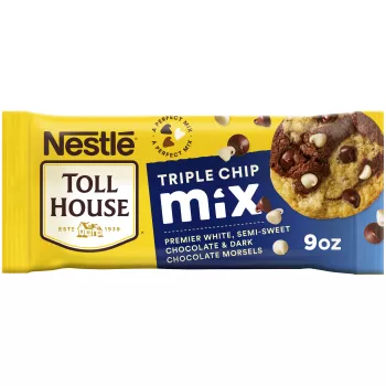Bolsa de Triple Chip Mix con una galleta y trozos de chocolate amargo, semiamargo y blanco flotando, y lee mezcla perfecta