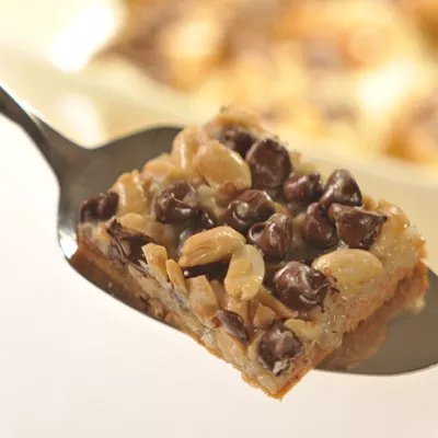 Cazuela de Tostada Francesa de Durazno y Almendras