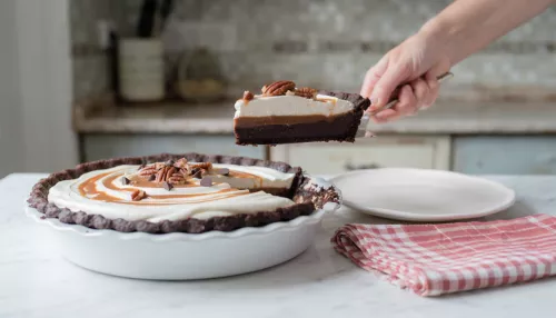 Tarta de chocolate, caramelo y nueces pecanas sin hornear