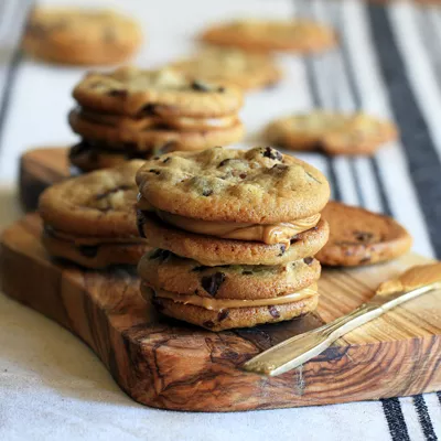 Galletas de Chocolate Chips con Crema de Cacahuete