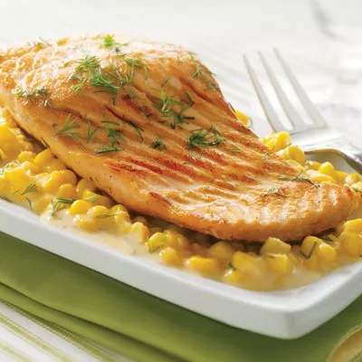 Salmón con crema de maíz y eneldo