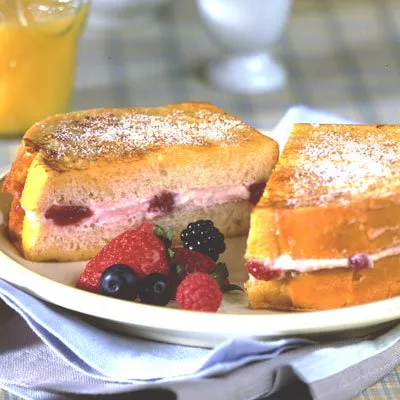 Tostadas Francesas Rellenas y Cubiertas Con Bayas Frescas