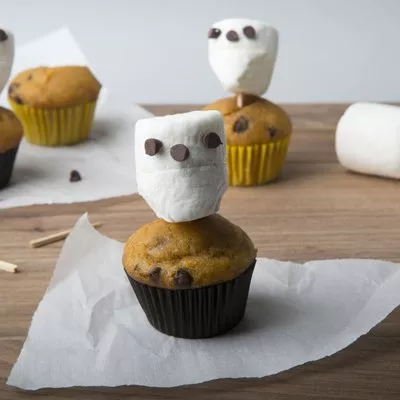 Panecitos de Chocolate y Calabaza con Calaveras de Malvaviscos
