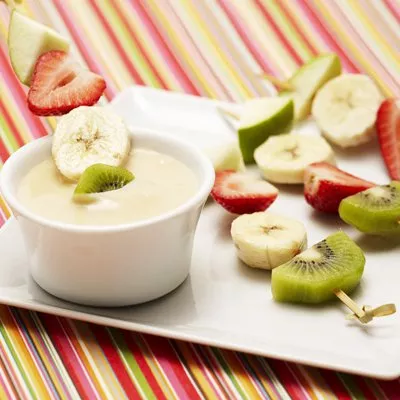 Pinchos de Fruta con Salsa de Chocolate Blanco