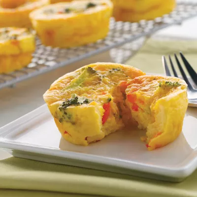 Quiches en miniatura de brócoli y queso