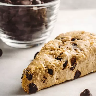 Cazuela de Tostada Francesa de Durazno y Almendras