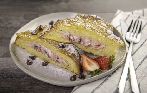 Cazuela de Tostada Francesa de Durazno y Almendras