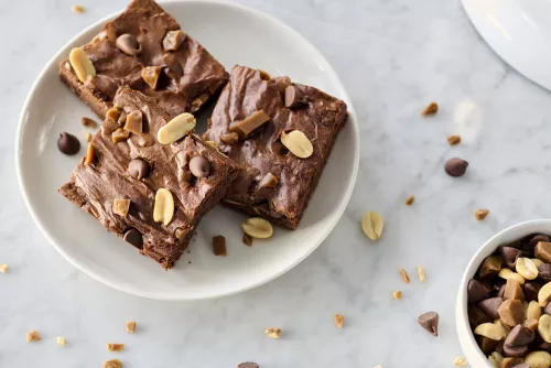 Brownies de chocolate y caramelo de maní