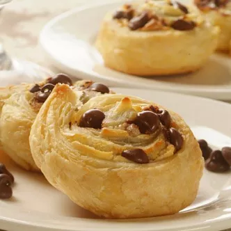 Cazuela de Tostada Francesa de Durazno y Almendras