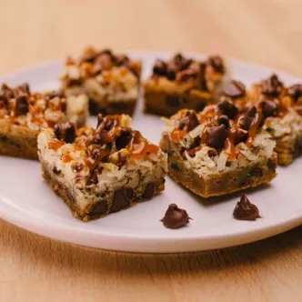 Cazuela de Tostada Francesa de Durazno y Almendras