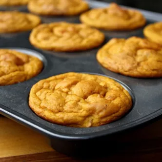 Cazuela de Tostada Francesa de Durazno y Almendras