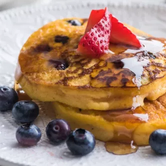 Cazuela de Tostada Francesa de Durazno y Almendras