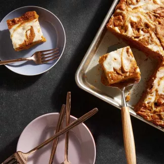 Cazuela de Tostada Francesa de Durazno y Almendras