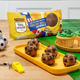 Bocaditos energéticos con forma de balón de fútbol de Toll House