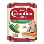 Vista frontal centrada de una lata de CARNATION Evaporated Jalapeno Milk Pretty Darn Quick con PESO NETO de 12floz (354 ml).