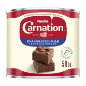 Fotografía frontal de una lata blanca, roja y azul de Leche Evaporada. Tiene la marca Carnation y el logotipo de la flor, una tapa de botella de plástico azul oscuro, y una imagen de la leche evaporada vertiéndose en una espátula blanca.