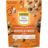 Una bolsa naranja de Morsels & More sabor a latte de especias de calabaza con trocitos, trozos y galletas de café.